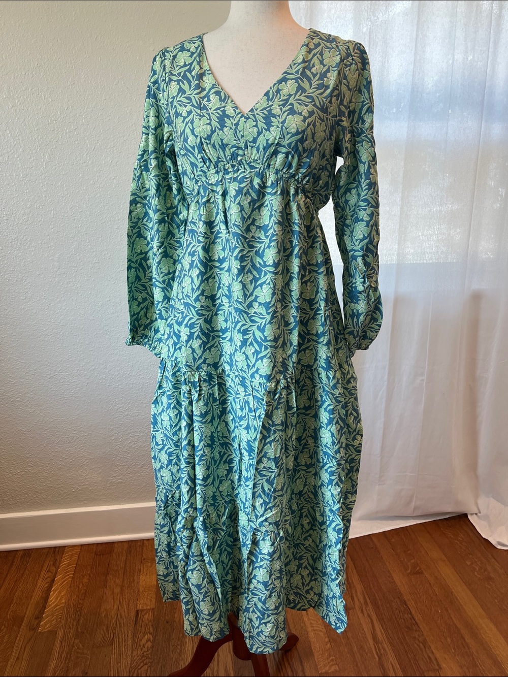 Gilli Blue and Green Floral Shamrock V-Neck Long Sleeve Midi Dress. Size S. NWOT